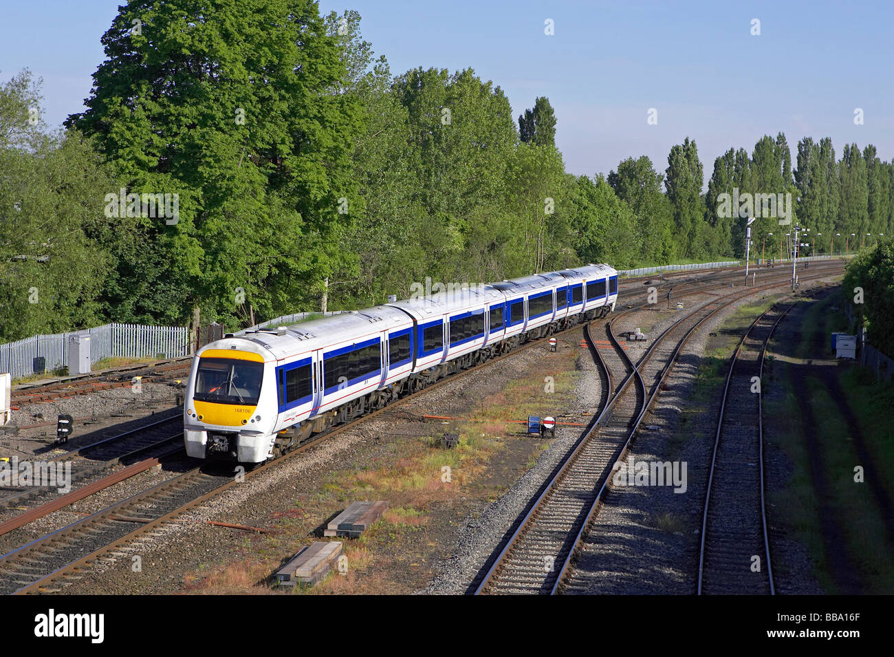 Chiltern Railways 168106 si avvicina a Banbury con un Birmingham Snow Hill London Marylebone servizio su 23 05 09 Foto Stock