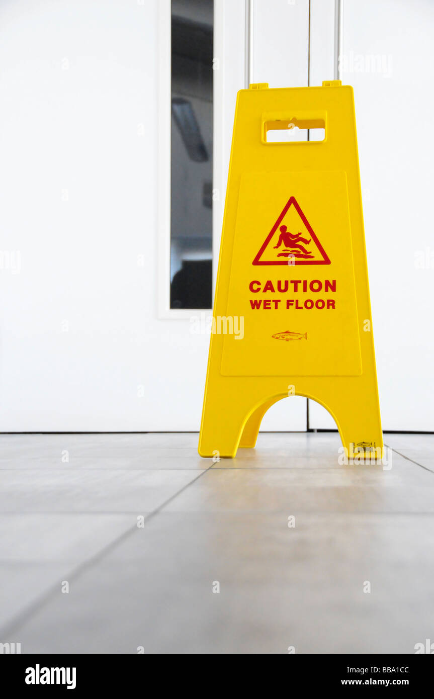 Attenzione pavimento bagnato segno nel corridoio di Office Foto Stock