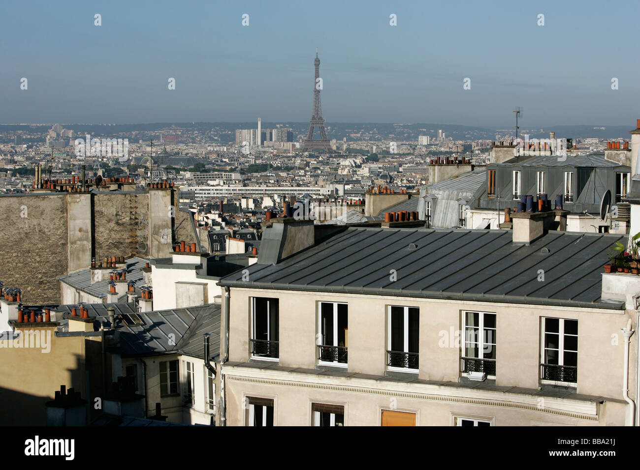 Tetti di Parigi visto dalla collina di Montmartre, la Torre Eiffel Foto Stock