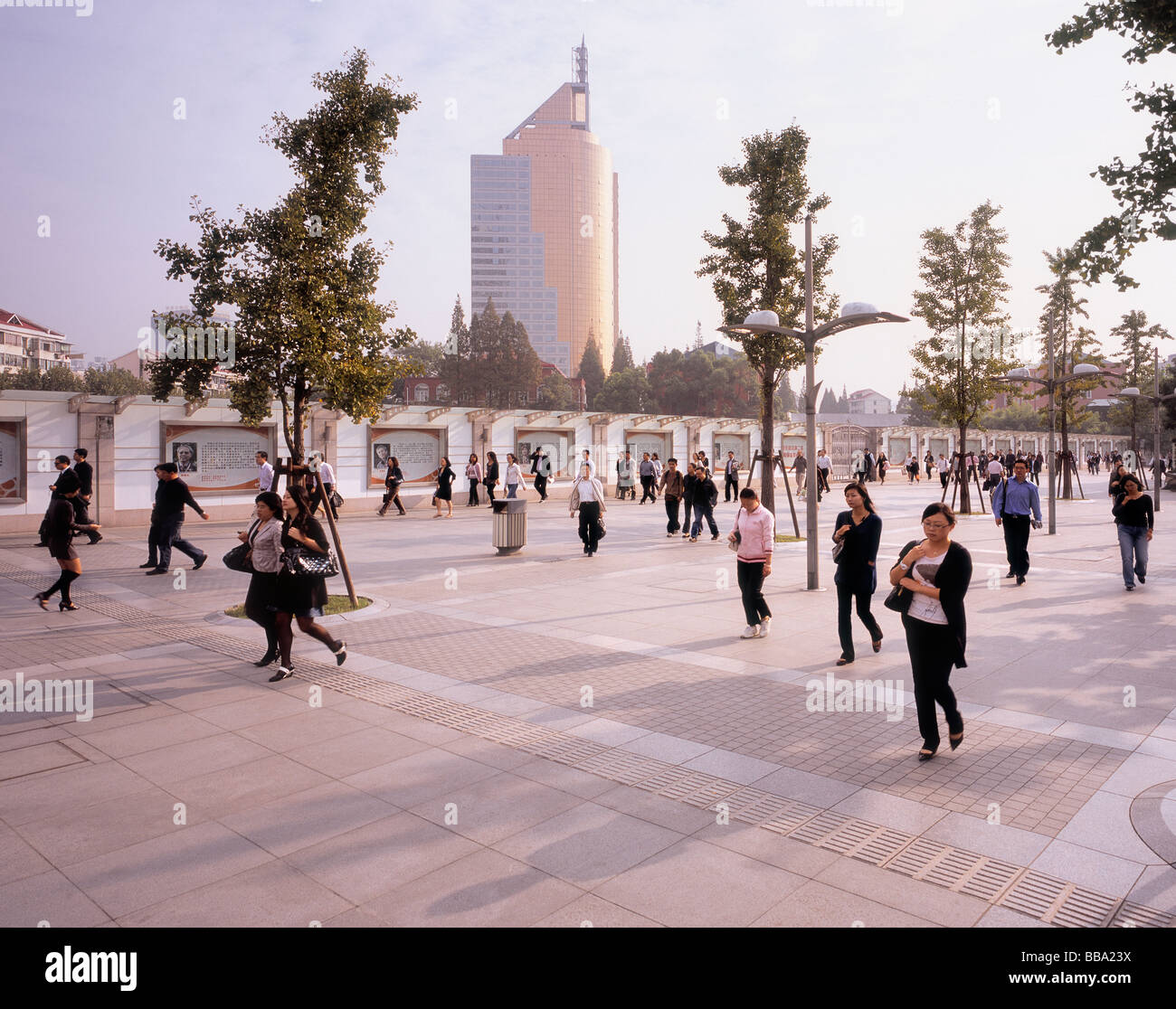 Un altro giorno di lavoro presso il Pudong quartiere degli affari di Shanghai, Cina. Foto Stock