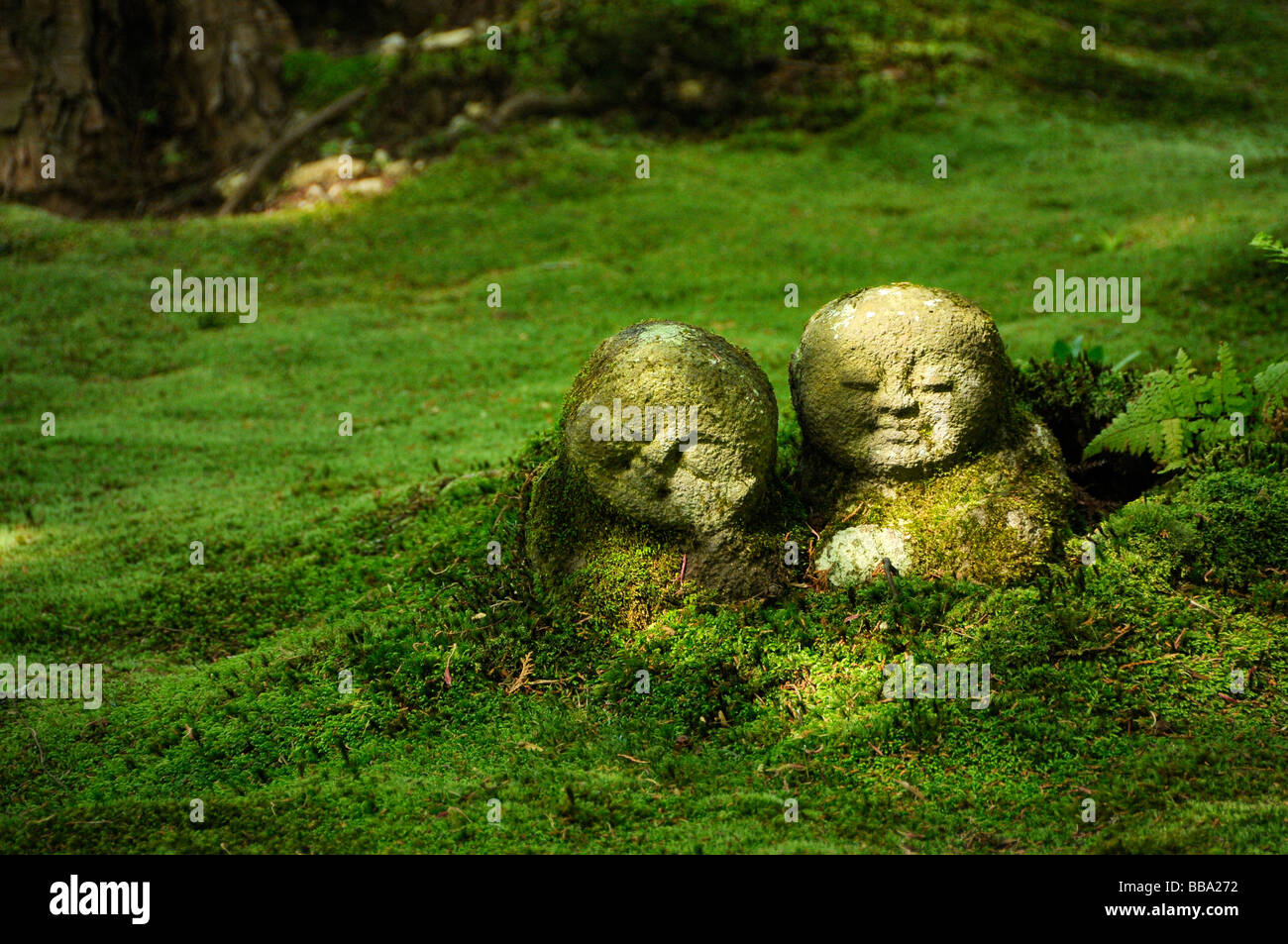 Jizo buddista figure nel muschio giardino del Sanzen-nel tempio di Ohara a Kyoto, Giappone, Asia Foto Stock