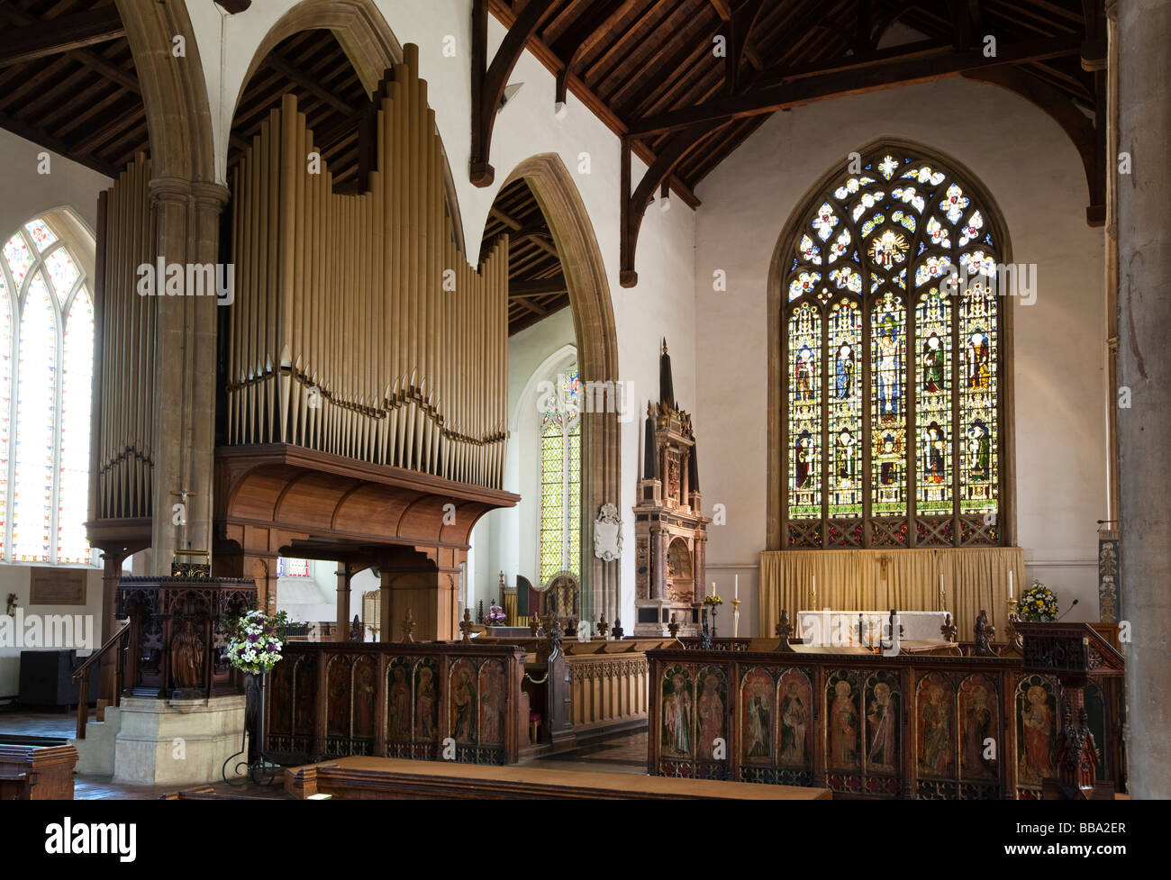 Regno Unito Inghilterra Norfolk North Walsham St Nicholas Chiesa Parrocchiale interno pulpito rood schermo e santuario Foto Stock