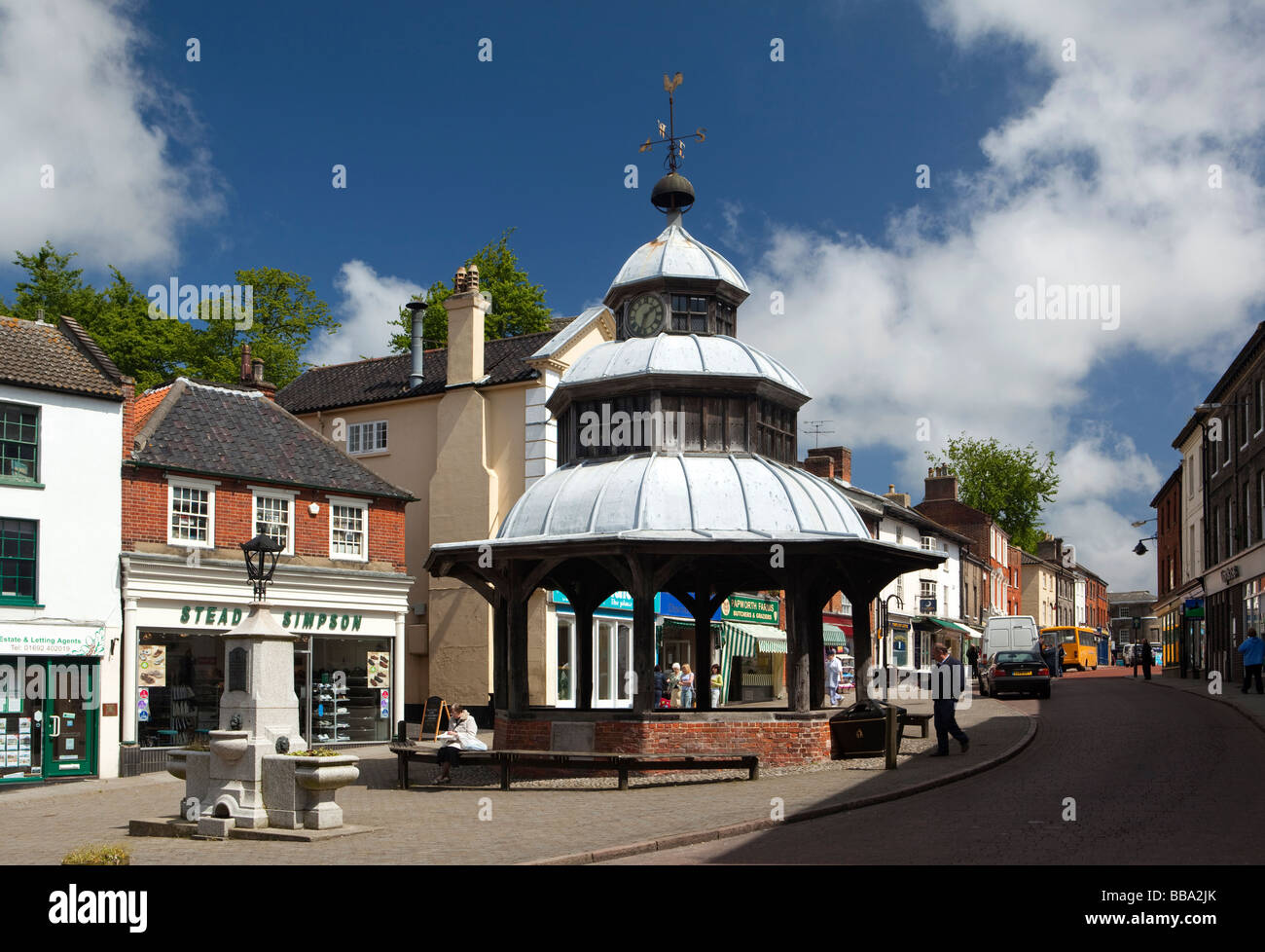 Regno Unito Inghilterra Norfolk North Walsham Market Cross ricostruito nel 1602 e villaggio orologio Foto Stock