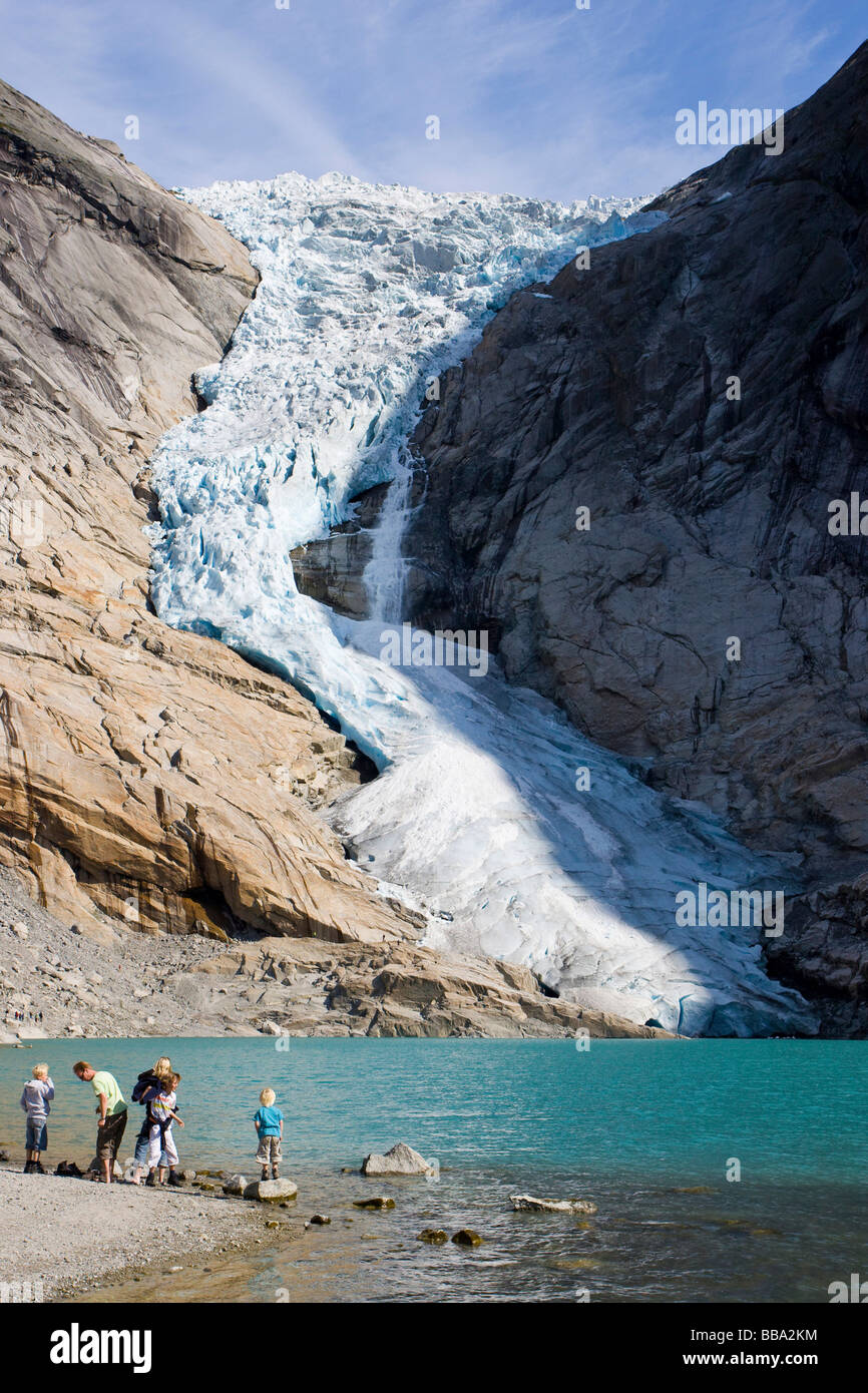 Rompere il ghiaccio fuori il ghiacciaio Briksdalsbreen e schiantarsi giù per la valle, Norvegia, Scandinavia, Europa Foto Stock