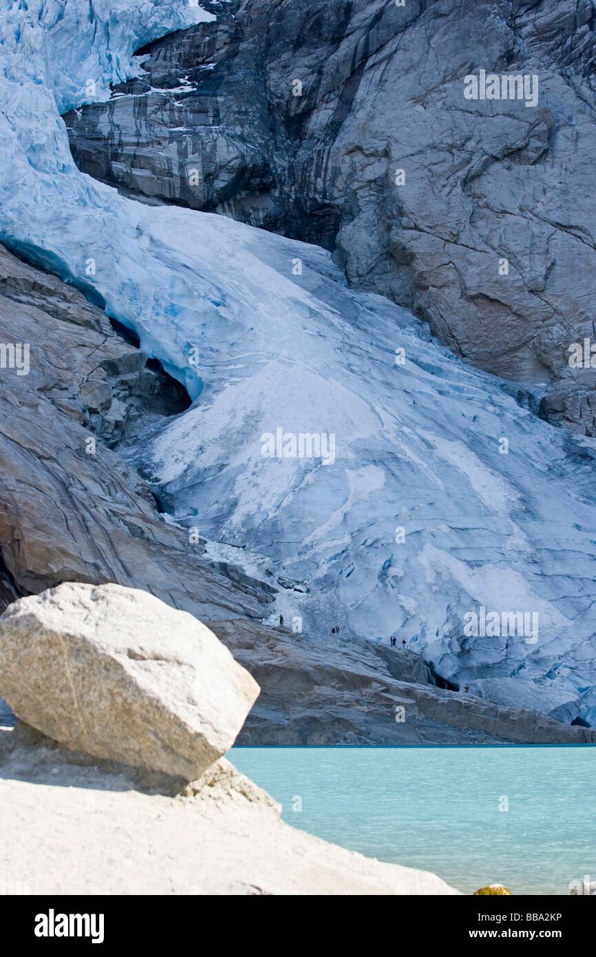 Il ghiacciaio Briksdalsbreen con lago glaciale, Norvegia, Scandinavia, Europa Foto Stock