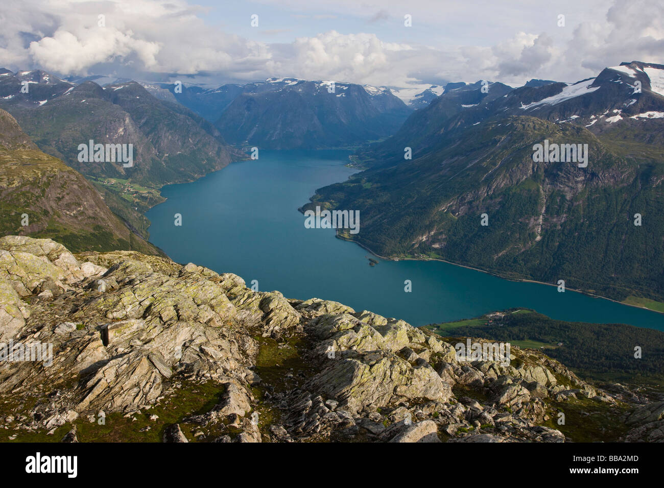 Vista da picchi di montagna sul Lago di Stryn, Strynvatnet, Norvegia, Scandinavia, Europa Foto Stock
