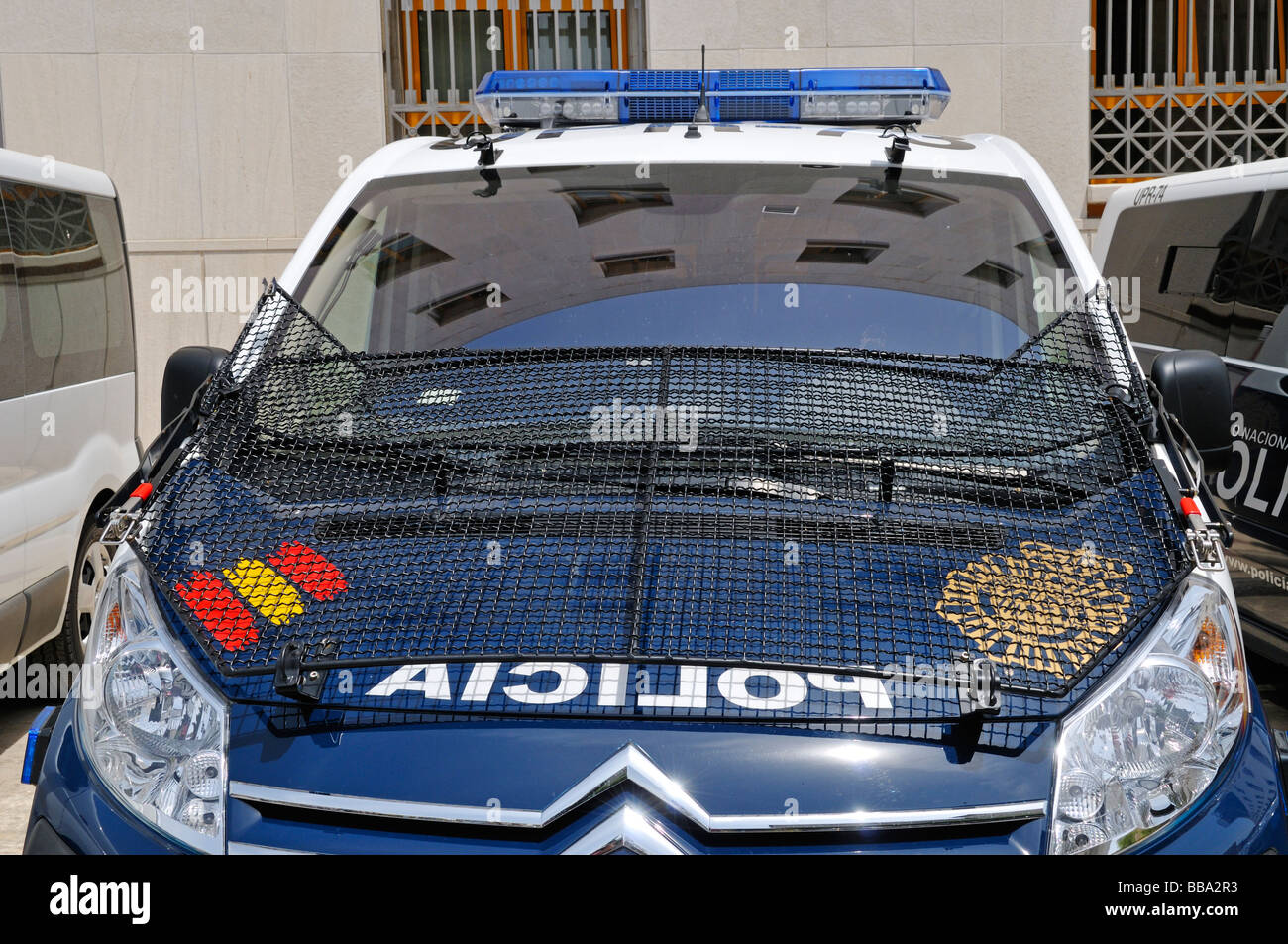 Parcheggio auto della polizia con filo schermo scudo antisommossa a Malaga Spagna Foto Stock