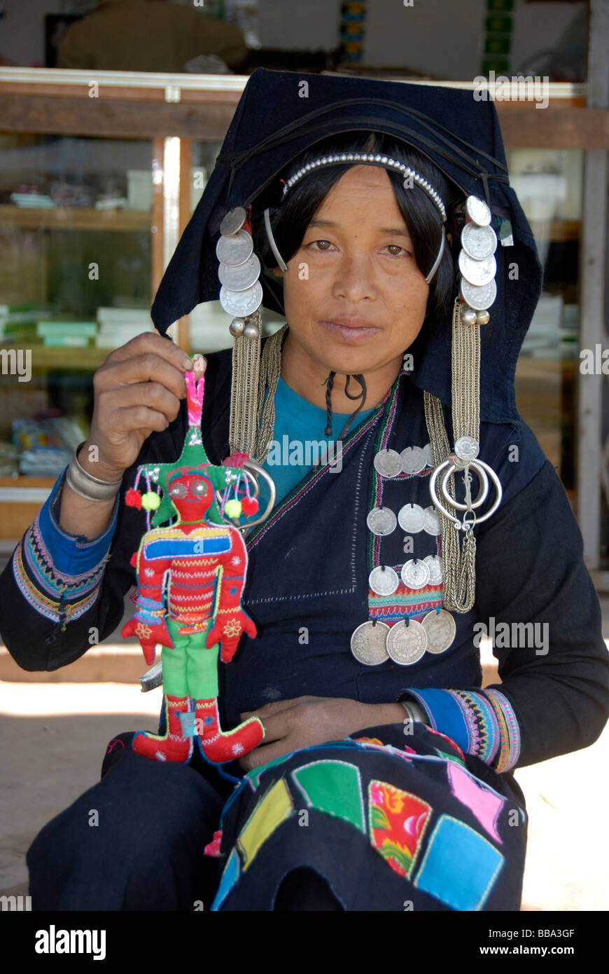 Gli aiuti allo sviluppo sarta dalla Akha Biladjo gruppo femminile, le donne di etnia Akha, in costume tradizionale, tenendo fino Foto Stock