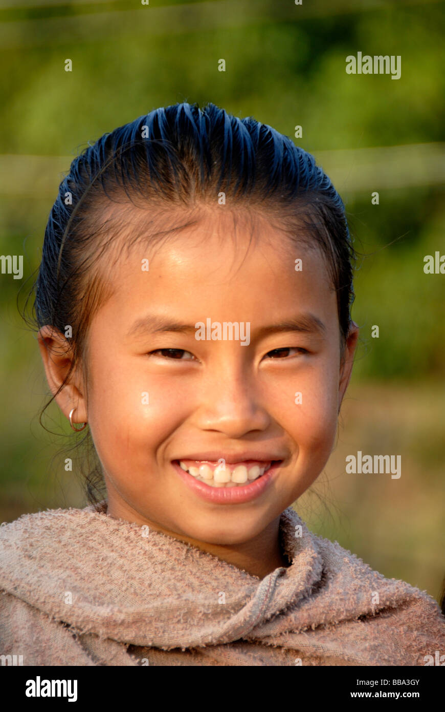 Ritratto di una giovane ragazza del Laos del Tai Lue etnicità, sorridente friendly, Ou Tai, Gnot Ou, Phongsali provincia, Laos, a sud-est di un Foto Stock