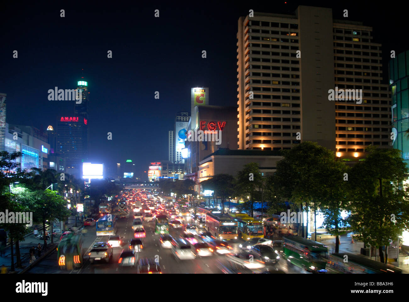 Big city, il traffico pesante di notte sulla strada principale Ratchadamri Road, Chit Lom, Bangkok, Thailandia, Sud-est asiatico Foto Stock
