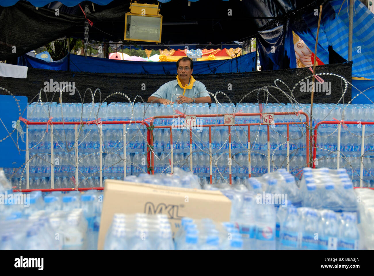 Dimostrazione, bottiglie di acqua cordon dei manifestanti, Bangkok, Thailandia, Sud-est asiatico Foto Stock