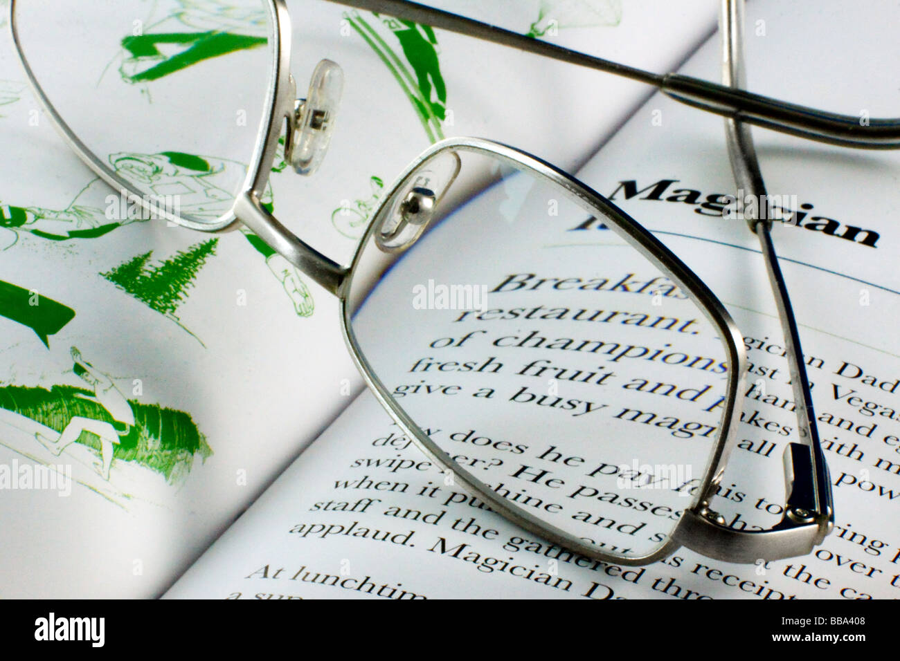 Close-up di un paio di occhiali in appoggio su un libro Foto Stock
