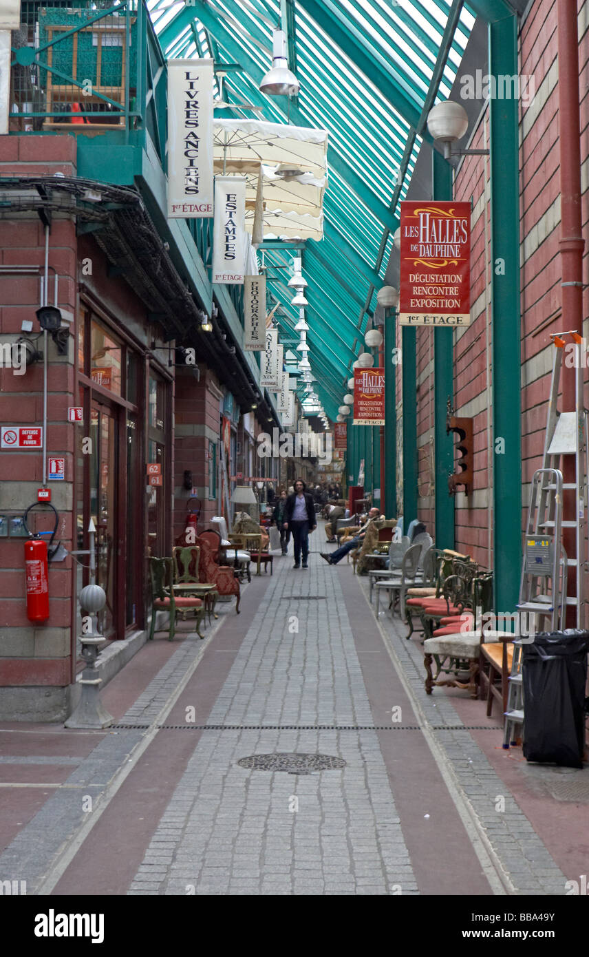 La marche de St Ouen uno dei mercatini delle pulci di Parigi Foto Stock