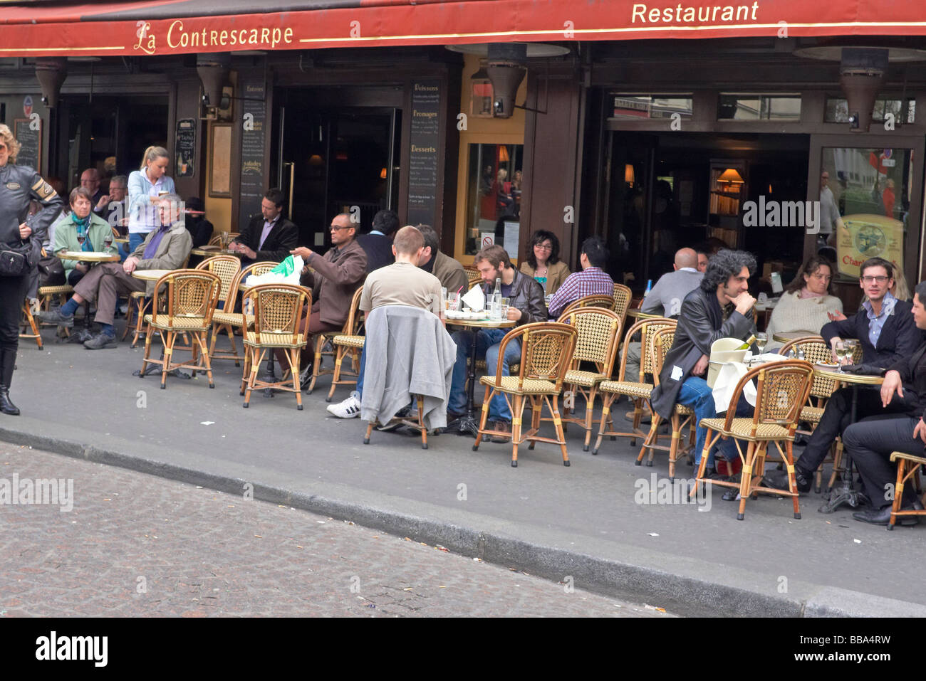 La vita notturna di Parigi Foto Stock