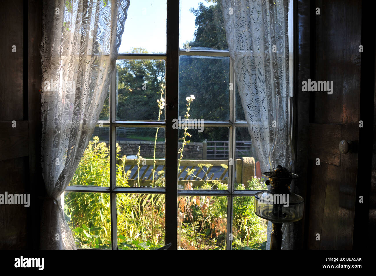 Guardando attraverso la finestra, tradizionale interno della casa inglese, REGNO UNITO Foto Stock