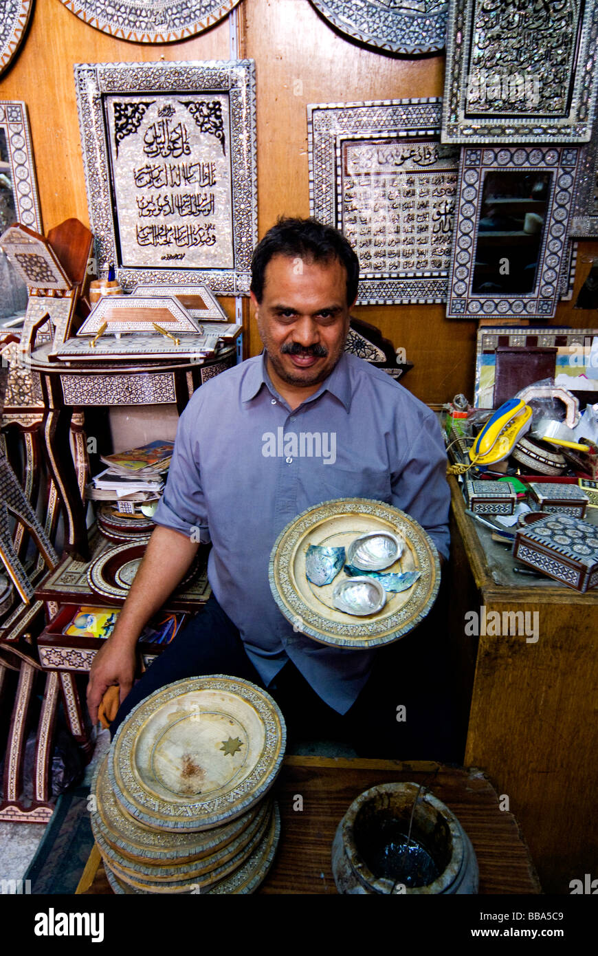 Artigiano Nabil El Tablawy con i suoi prodotti in madreperla Khan Al Khalili Bazaar Cairo Egitto Nord Africa Africa Foto Stock