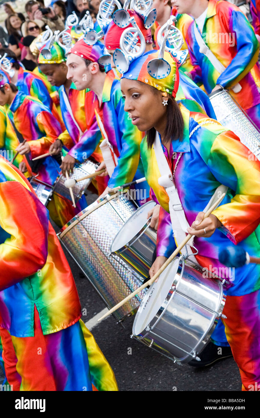 Gli artisti interpreti o esecutori suonando la batteria prendendo parte alla Thames Festival carnevale di notte a Londra REGNO UNITO Foto Stock