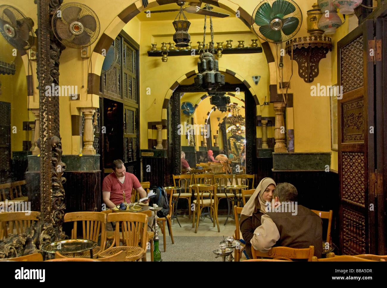Midan al hussein coffee house Khan el Khalili Cairo Islamico Egitto Bazaar Souk souk Djaharks emiro el-Khalili caravanserai Foto Stock