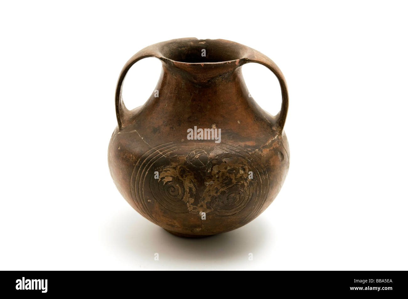 Antiche ceramiche etrusche su sfondo bianco Foto Stock