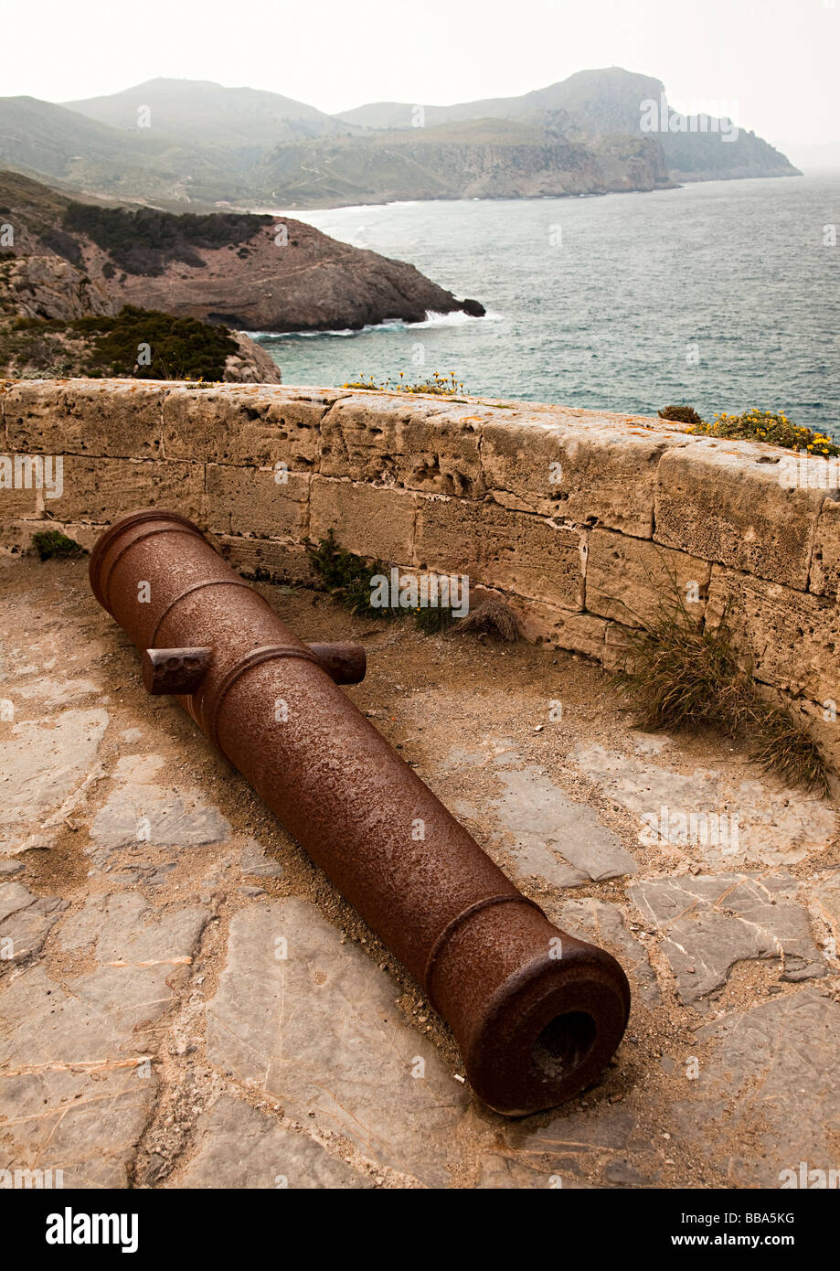 Canon in rovina della Torre d'Aubarca una torre di avvistamento sulla costa orientale di Mallorca Spagna Spain Foto Stock