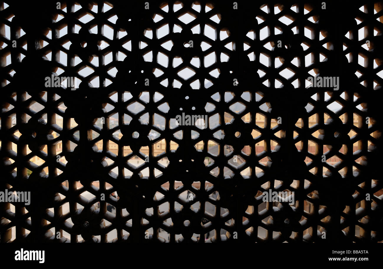 Un marmo finestra schermo forato con varie forme irregolari. Forte Amber. Ambra, Jaipur, Rajasthan, la Repubblica dell' India. Foto Stock