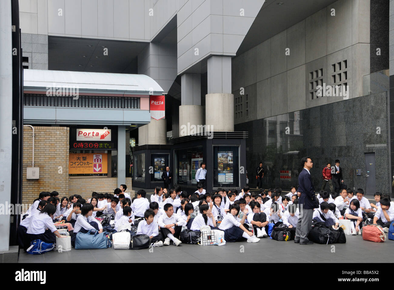 Kyoto stazione ferroviaria, gruppi di studenti in gita scolastica in attesa per il treno nella stazione di Kyoto a Kyoto, Giappone, Asia Foto Stock
