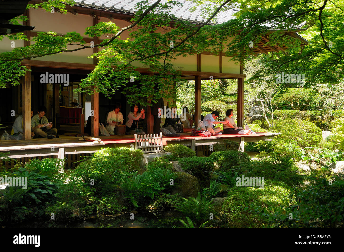 Meditando il popolo giapponese nel Sanzen buddista di Tempio di Ohara a Kyoto, Giappone, Asia Foto Stock
