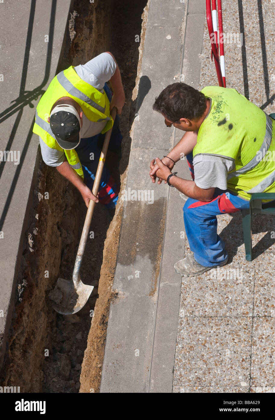 Lavori stradali gli appaltatori che lavorano e guardare - Francia. Foto Stock
