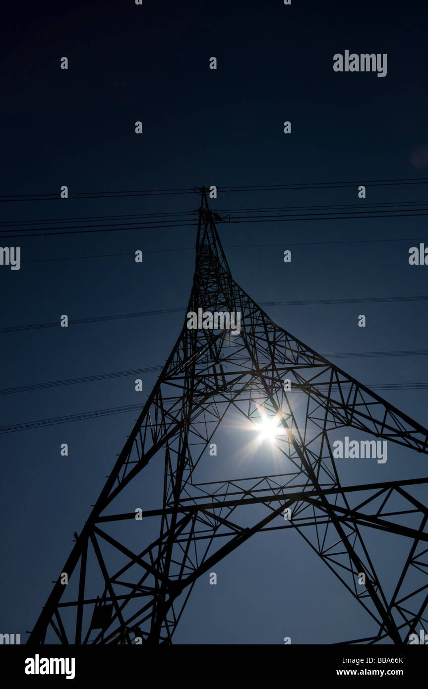 Pilone di elettricità sul canal alzaia vicino a Barrow su Soar, Leicestershire Foto Stock