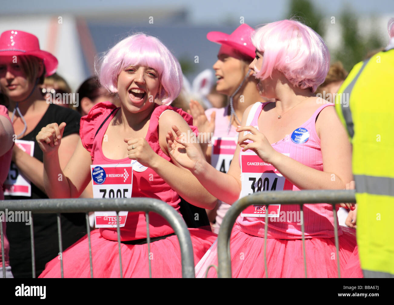 Gara per la vita evento di beneficenza in aiuto della ricerca sul cancro le donne indossano abiti fantasiosi Copyright Alan Spencer Foto Stock