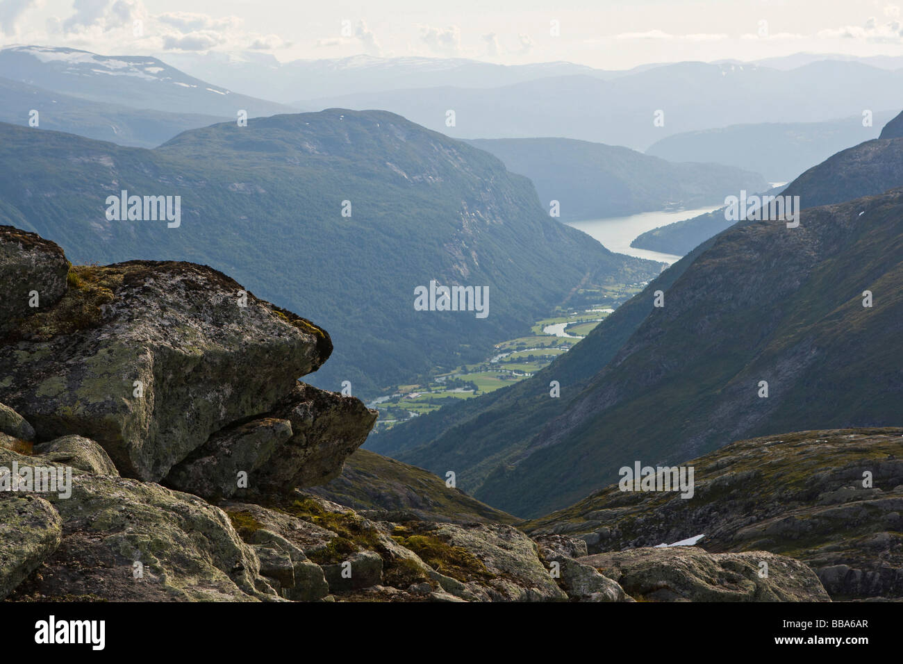 Vista da picchi di montagna sul fiume Stryn, Norvegia, Scandinavia, Europa Foto Stock