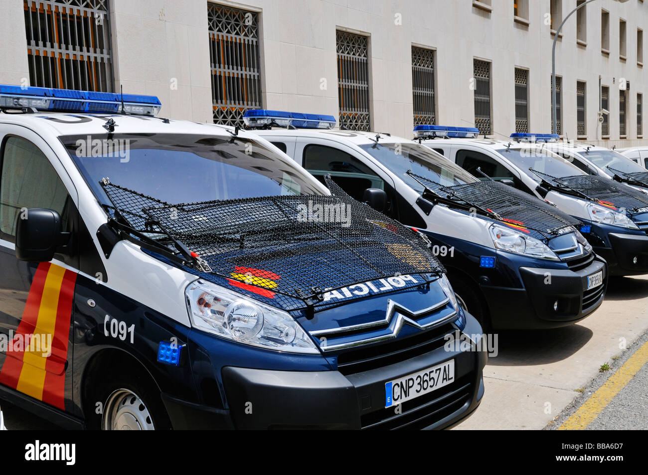 Fila di parcheggiare le auto della polizia con filo schermo scudo  antisommossa a Malaga Spagna Foto stock - Alamy