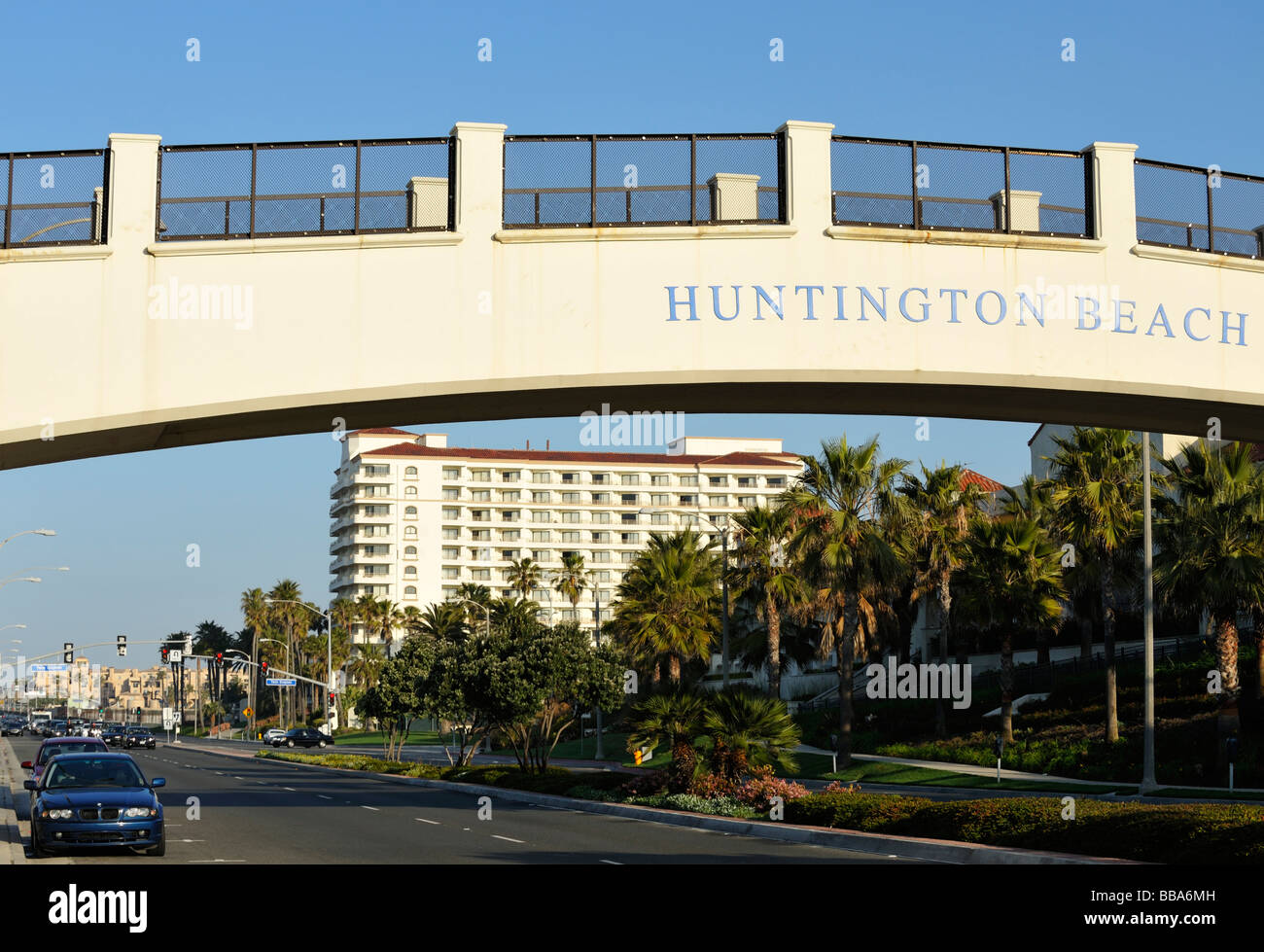 L'hotel Hyatt Regency offre accesso tramite ponte alla spiaggia, Huntington Beach, California Foto Stock