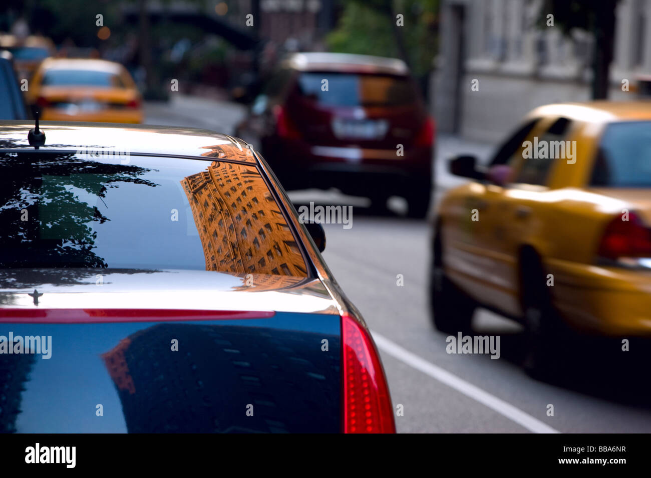 Edificio riflessa nella finestra posteriore di una Cadillac parcheggiata, New York New York, Stati Uniti d'America, America del Nord. Foto Stock