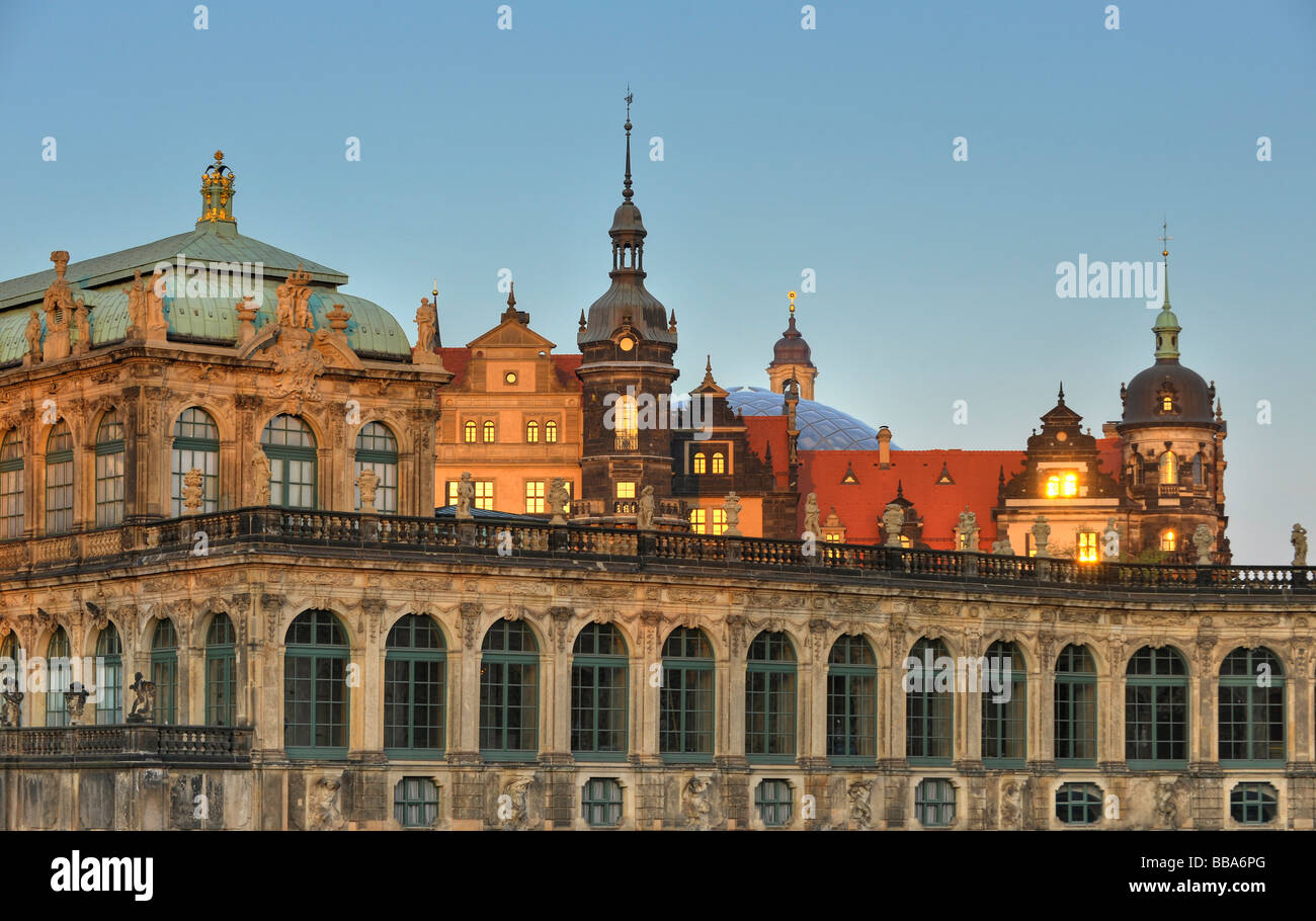 Palazzo Zwinger, armeria e Asia orientale Galleria Zwinger con balaustra in parte anteriore del castello di Dresda con cupola in vetro, Dresda, libero Foto Stock