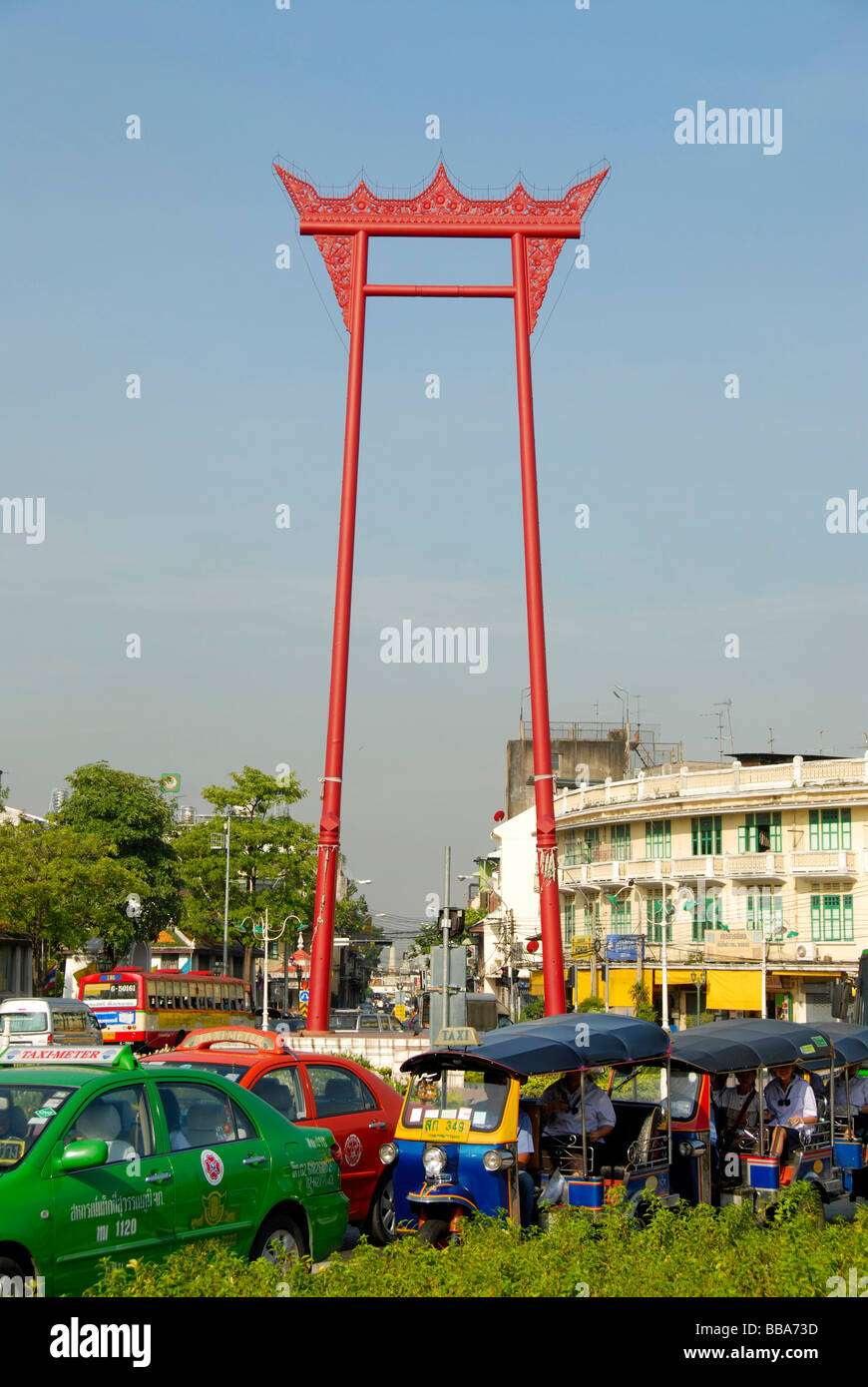 Big Red Swing Swing gigante e colorati di vetture e Tuk Tuks davanti, Bangkok, Thailandia, Sud-est asiatico Foto Stock