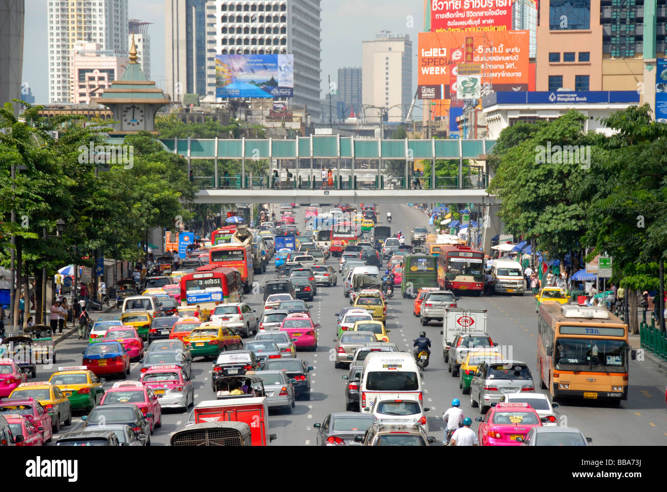 Grande città, ingorghi di traffico, auto e ciclomotori, nella parte anteriore del coloratissimo skyline, Ratchadamri Road, Bangkok, Thailandia, Sud-est asiatico Foto Stock