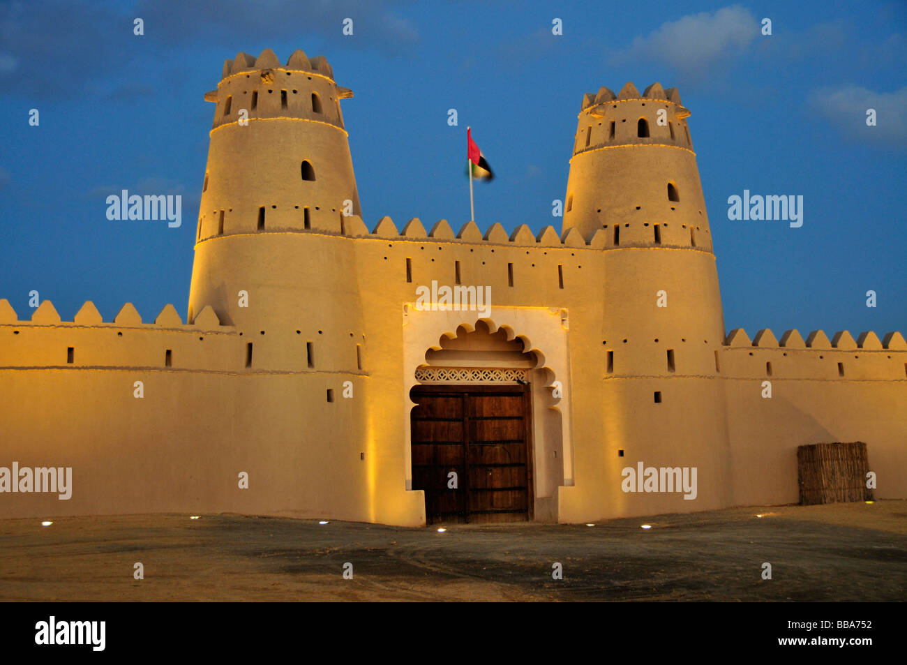 Ingresso principale di Al Jahili Fort di notte, Al Ain, Abu Dhabi, Emirati Arabi Uniti, dell'Arabia, l'Orient, Medio Oriente Foto Stock