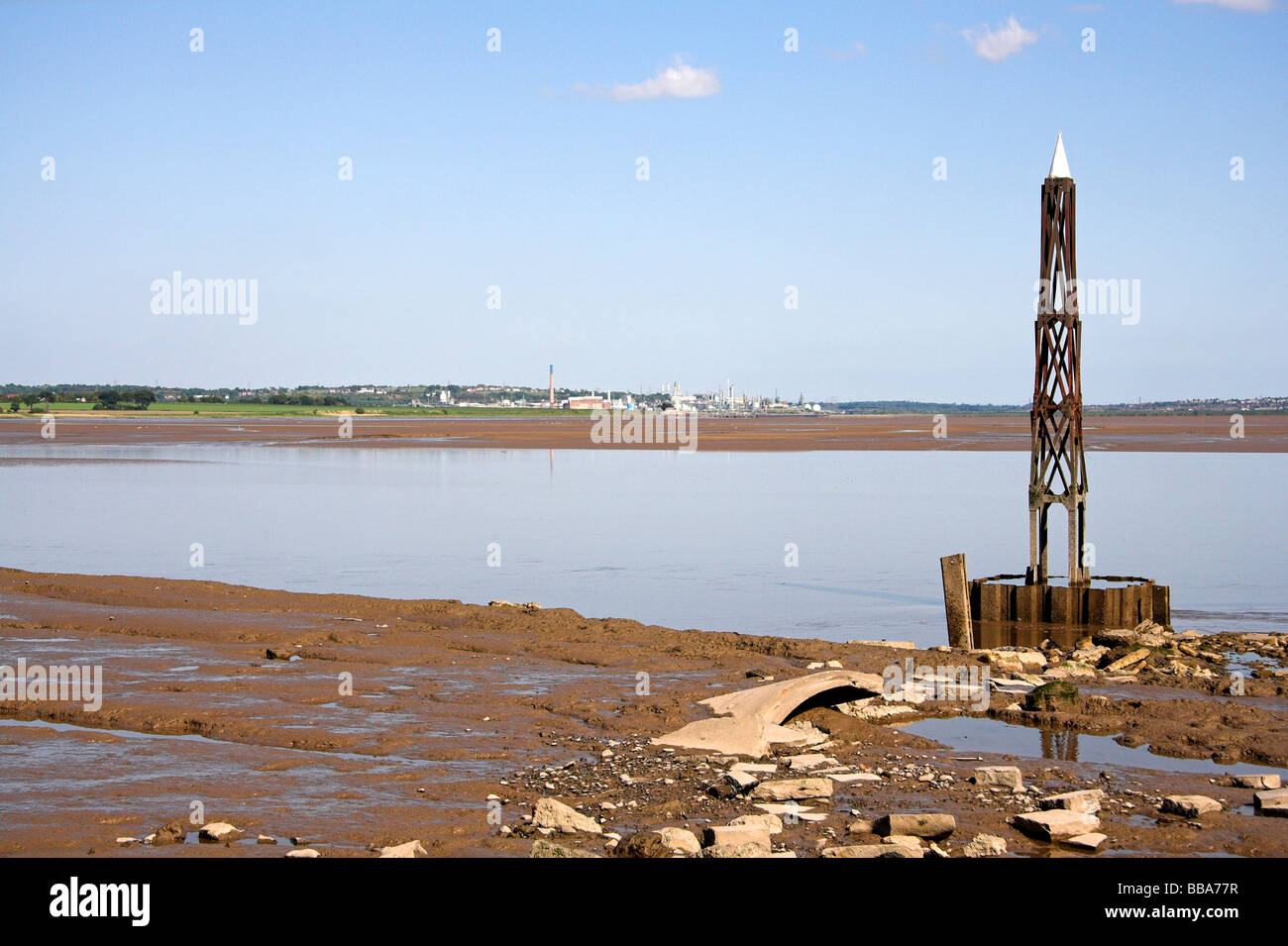 Vista sul fiume Mersey estuario, vicino a Hale, Merseyside, Regno Unito Foto Stock