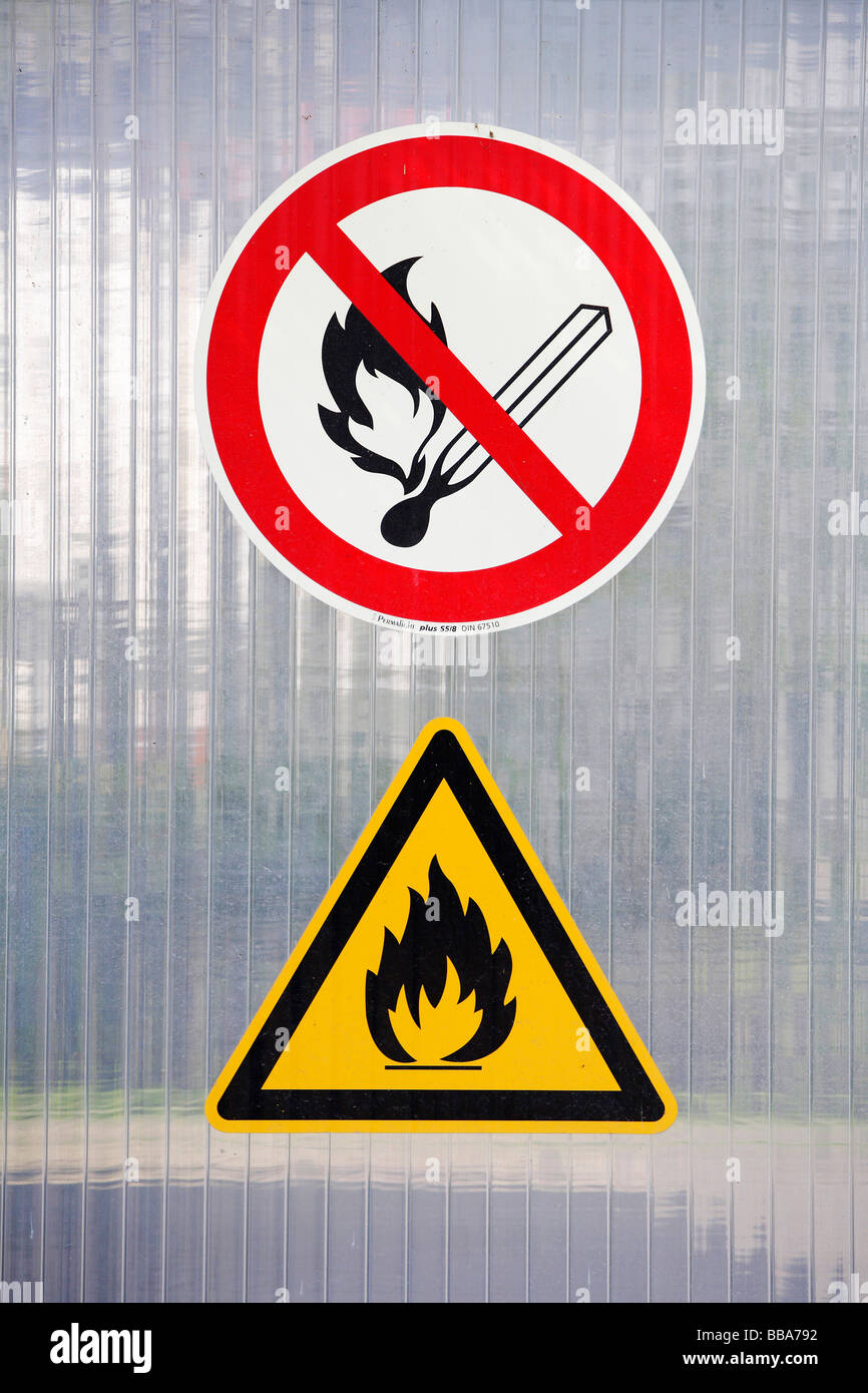 Gli incendi di illuminazione proibita, pericolo di incendio, segno di divieto, segno di avvertimento Foto Stock