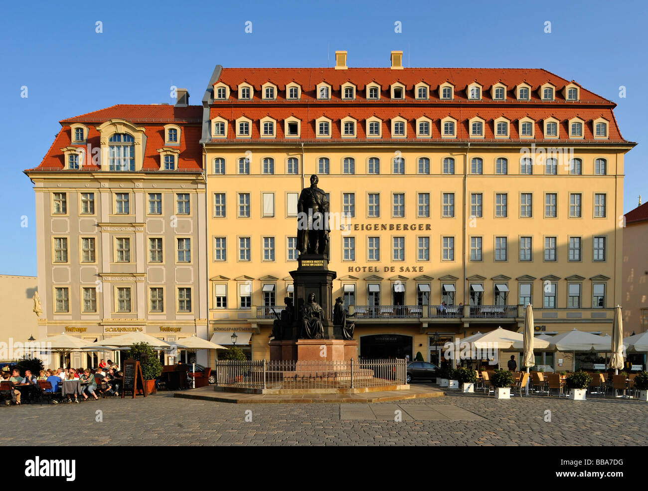 Statua di Augusto II il Forte di Sassonia, nella parte anteriore del Steigenberger Hotel de Saxe, Dresda, Libero Stato di Sassonia, Germania, UE Foto Stock