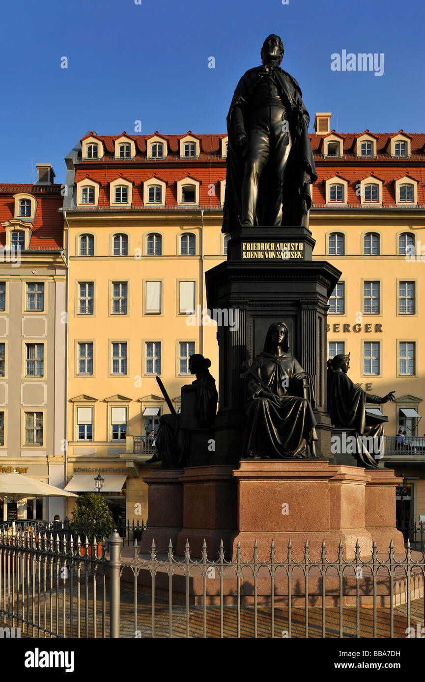 Statua di Augusto II il Forte di Sassonia, nella parte anteriore del Steigenberger Hotel de Saxe, Dresda, Libero Stato di Sassonia, Germania, UE Foto Stock