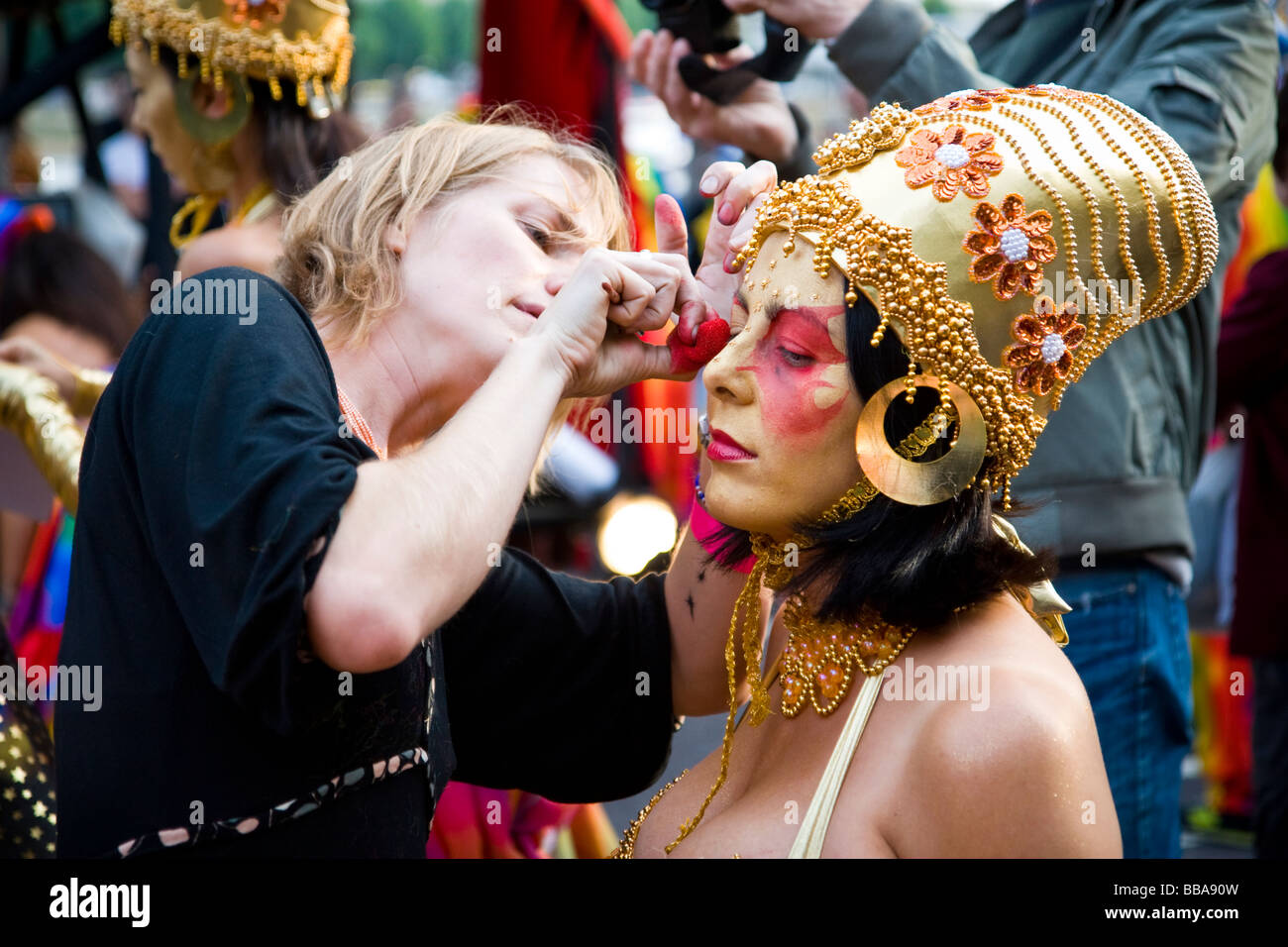 Un esecutore avente compongono applicato per il Tamigi Festival carnevale di notte a Londra REGNO UNITO Foto Stock