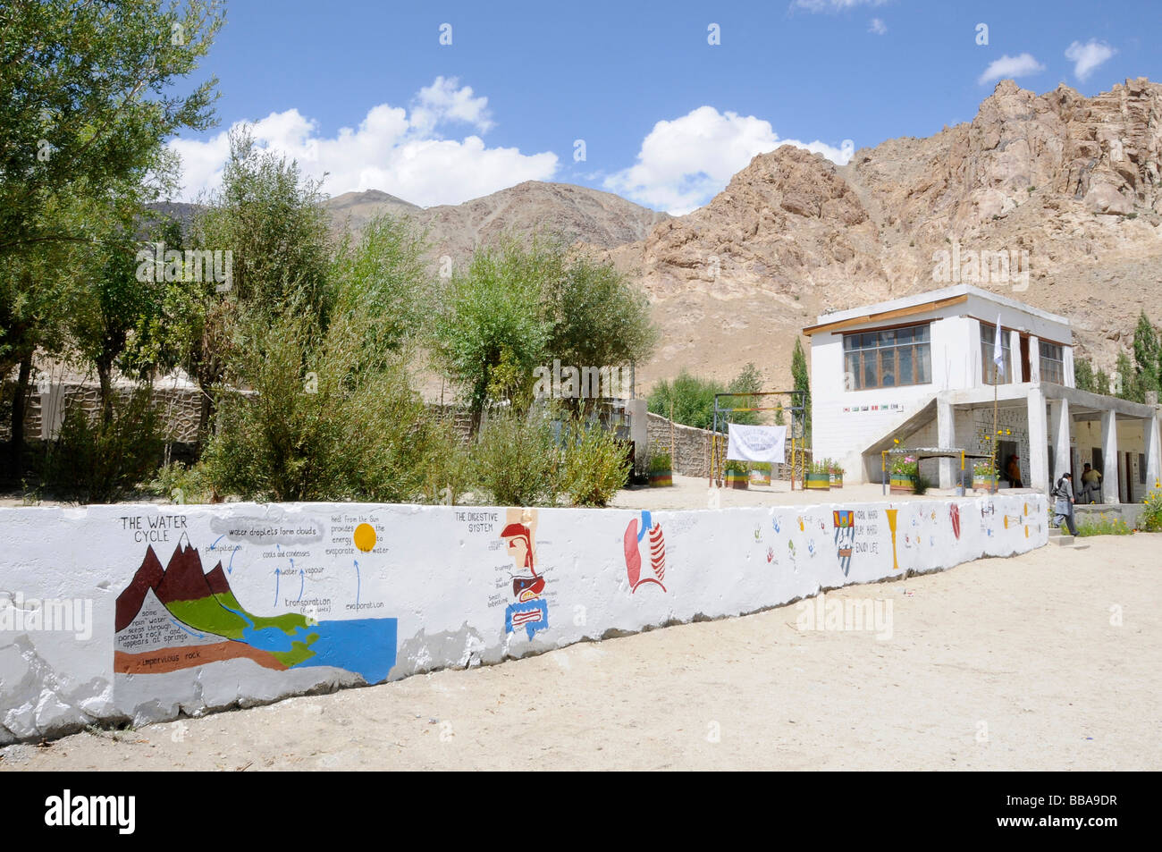 Schoolyard in Phiyang, pareti dipinte con murali con diagrammi informativi, Ladakh, India, Himalaya, Asia Foto Stock