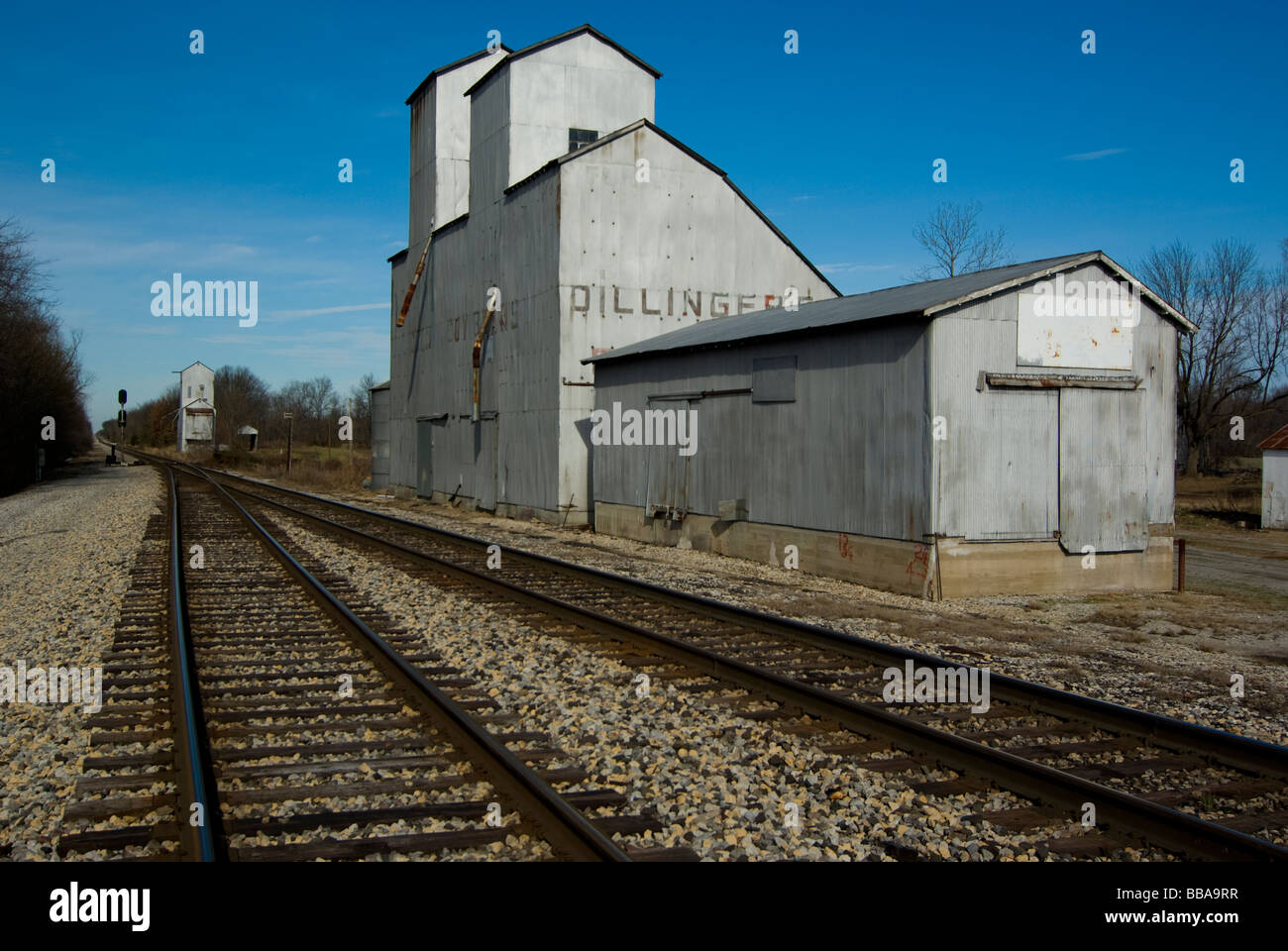 Elevatore granella con il nome di Dillinger's lungo i binari della ferrovia. Southern Illinois, Stati Uniti d'America. Foto Stock