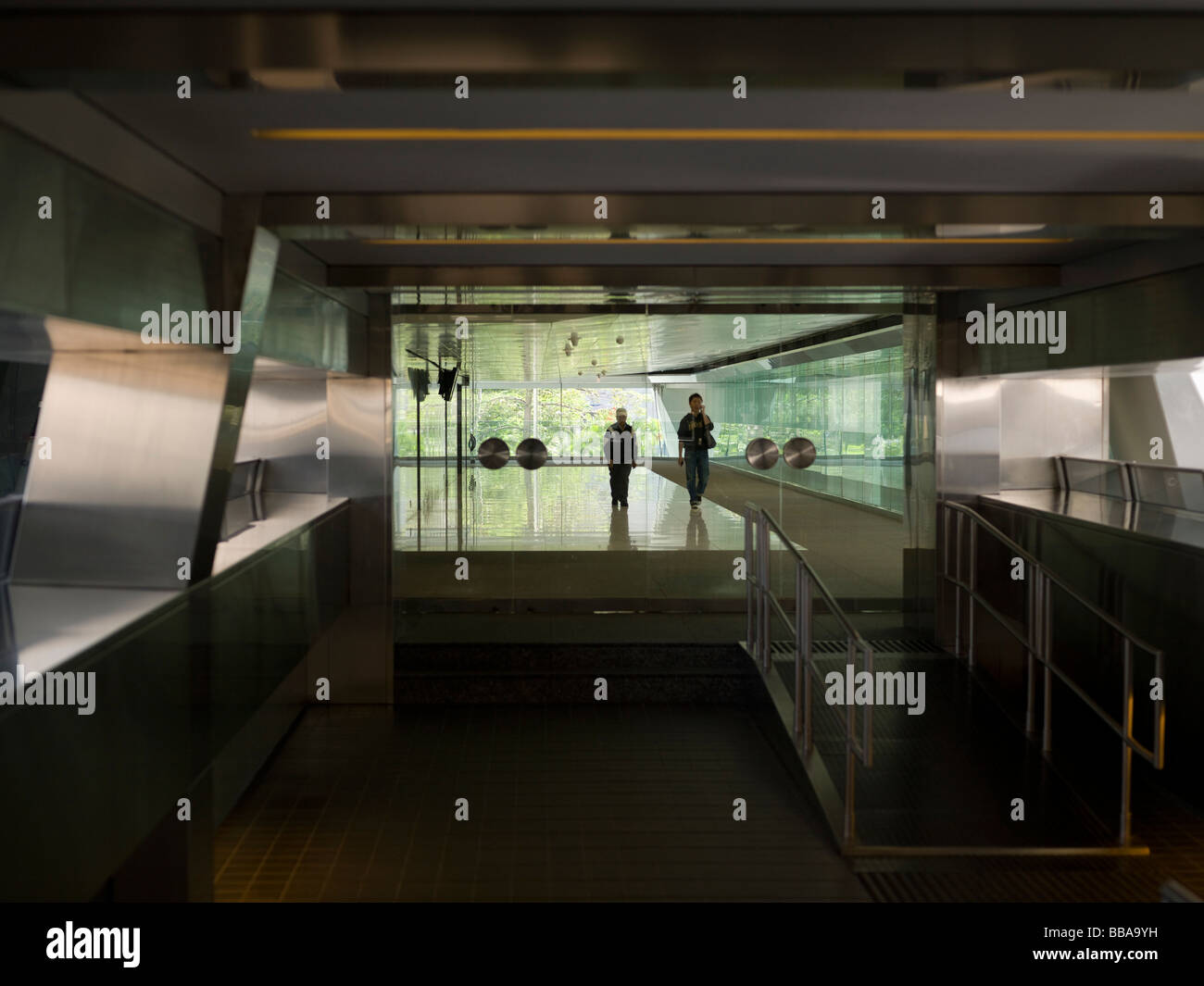 La gente camminare all'interno di edificio moderno; Hong Kong, Cina Foto Stock