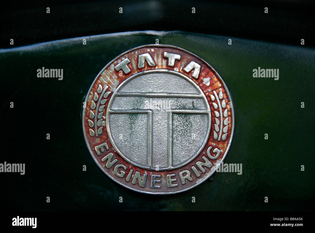 Il vecchio emblema, Tata Engineering, su un camion, Ceylon, Sri Lanka, Sud Asia, Asia Foto Stock