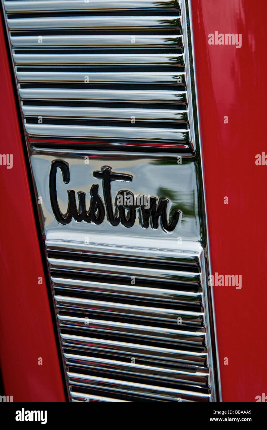Dettaglio auto vernice rossa chrome grill con parola custom in bianco e nero Foto Stock