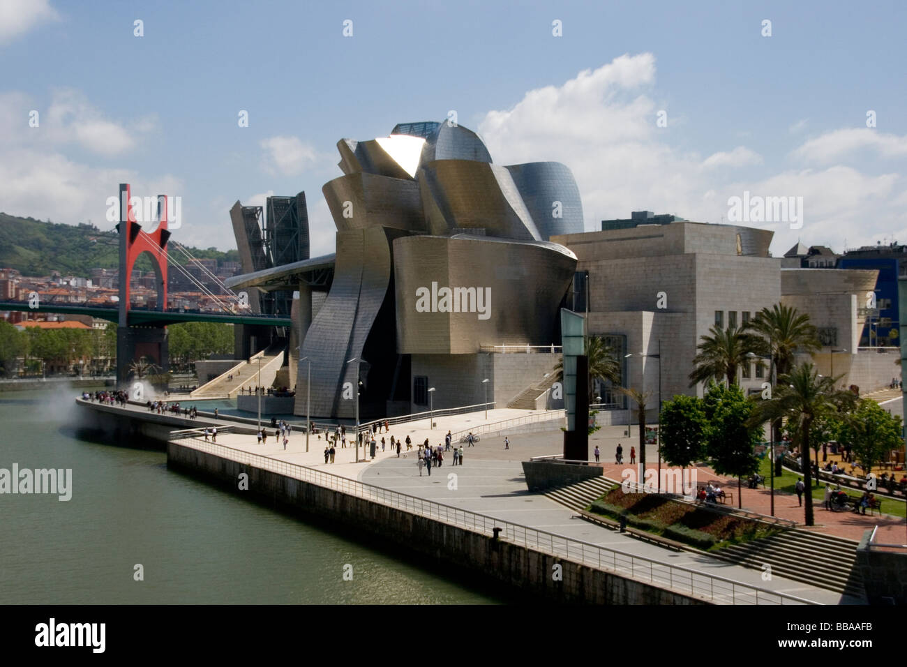 Museo Guggenheim Bilbao ingresso e fiore cane da strada Foto Stock