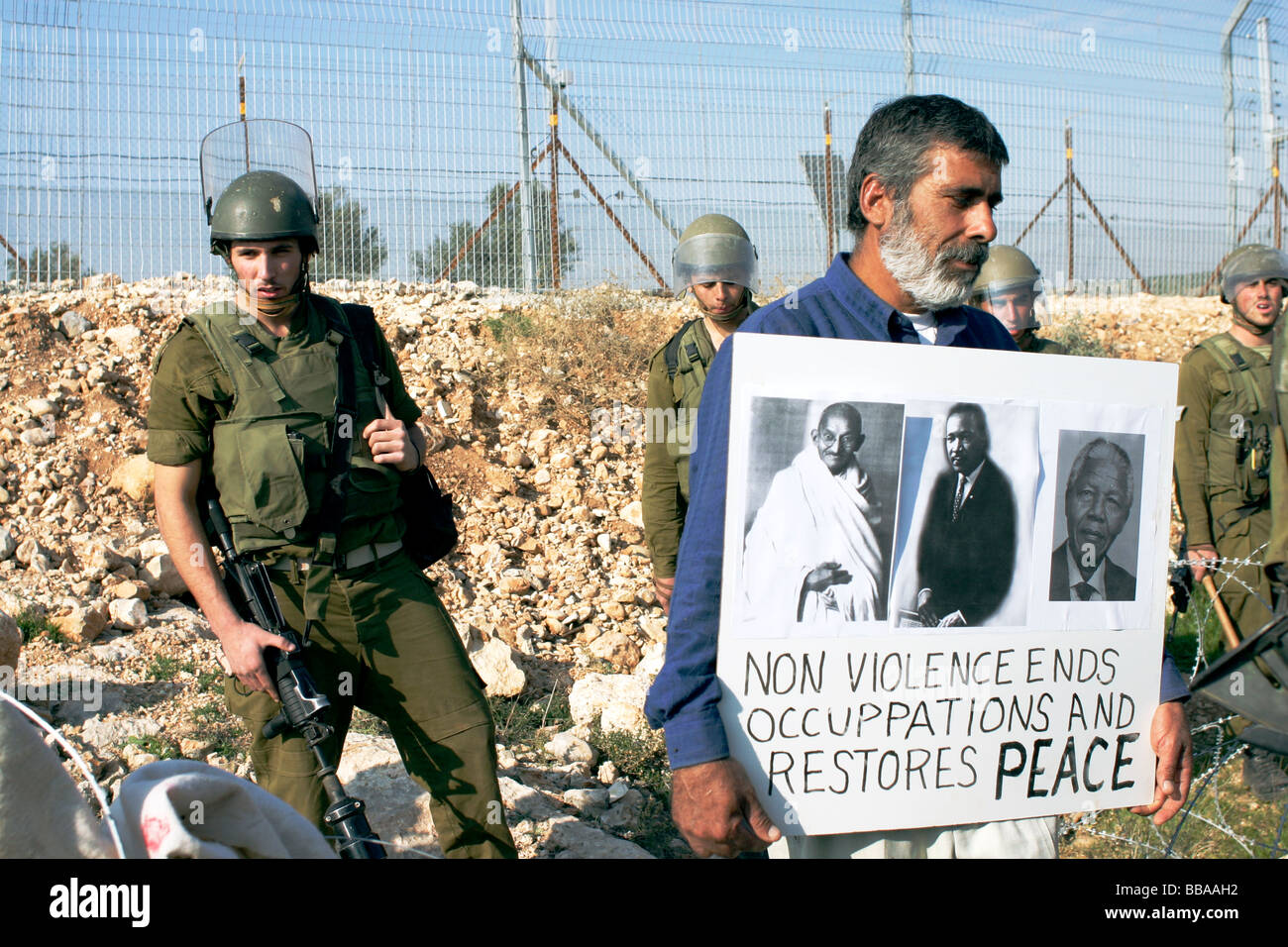 Dimostranti presso la costruzione di Israele la parete di separazione throguh teh West Bank villaggio di Bil'in Foto Stock